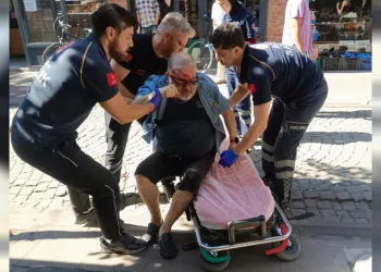 Kaldırımda yürürken hastanelik oldu