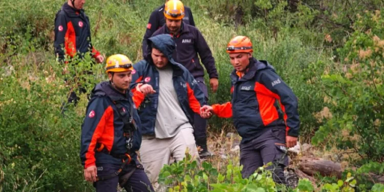 Kayalık alanda mahsur kalan genç, AFAD’ın operasyonuyla kurtarıldı