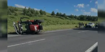 Karayolunda Traktör devrildi, sürücü hafif yaralandı
