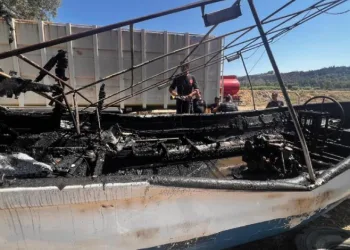 Aksu’da karaya çekili teknedeki yangın itfaiye ekiplerince söndürüldü