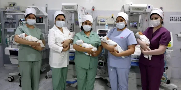 Özbekistan’da 32 yaşındaki kadın beşiz doğurdu