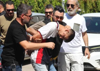 Husumetlilerine ateş açtı, yoldan geçen başkasını öldürdü