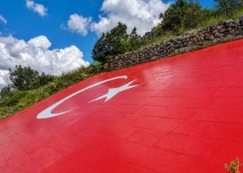 Kelkit Vadisi’nin simgesi dev Türk bayrağı yenilendi