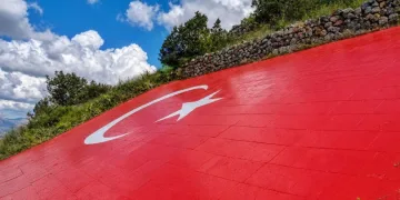 Kelkit Vadisi’nin simgesi dev Türk bayrağı yenilendi