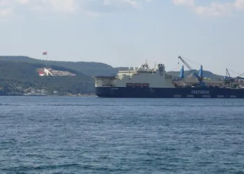 Dev boru döşeme gemisi ‘Castorone’ Çanakkale Boğazı’ndan geçti