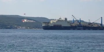 Dev boru döşeme gemisi ‘Castorone’ Çanakkale Boğazı’ndan geçti