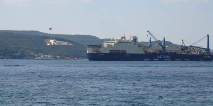 Dev boru döşeme gemisi ‘Castorone’ Çanakkale Boğazı’ndan geçti