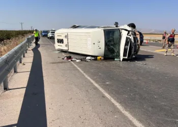Tarım işçilerini taşıyan minibüs devrildi: 1’i ağır 5 yaralı