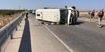 Tarım işçilerini taşıyan minibüs devrildi: 1’i ağır 5 yaralı