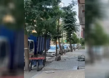 Avcılar’da binanın parçalarını söküp tedbirsiz sokağa attılar