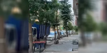 Avcılar’da binanın parçalarını söküp tedbirsiz sokağa attılar