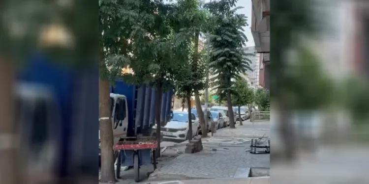 Avcılar’da binanın parçalarını söküp tedbirsiz sokağa attılar