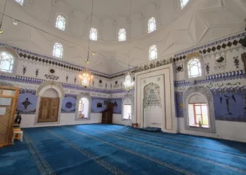 Eskişehir’in Sivrihisar ilçesinde bulunan tarihi Kurşunlu (Şeyh Baba Yusuf) Camisi, mimari yapısı, sıfır hata ile tespit edilen kıblesi ve duvarlarındaki gizemli sembollerle ziyaretçilerin ilgisini çekiyor.