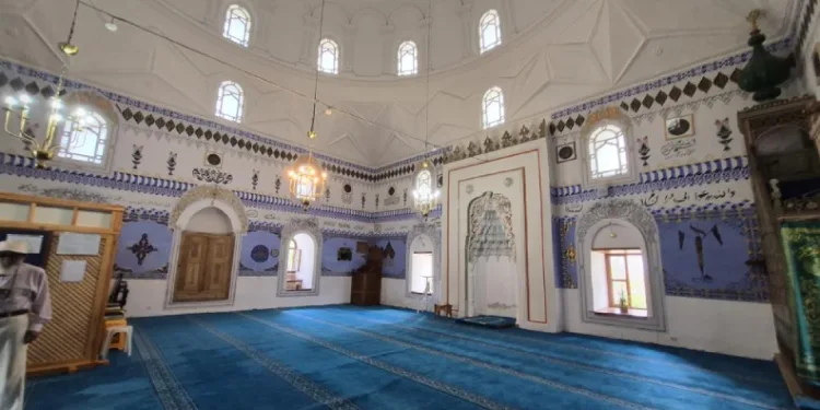 Eskişehir’in Sivrihisar ilçesinde bulunan tarihi Kurşunlu (Şeyh Baba Yusuf) Camisi, mimari yapısı, sıfır hata ile tespit edilen kıblesi ve duvarlarındaki gizemli sembollerle ziyaretçilerin ilgisini çekiyor.