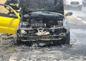 Otomobil alev alev yandı: 5 kişi son anda kurtuldu