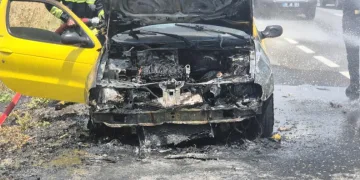 Otomobil alev alev yandı: 5 kişi son anda kurtuldu
