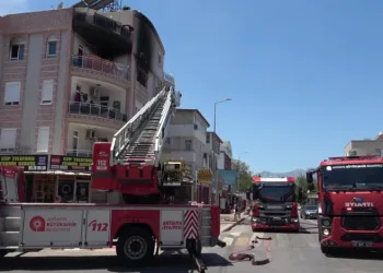 Antalya’da dairede çıkan yangında 1’i bebek 5 kişi dumandan etkilendi