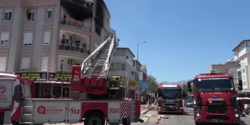 Antalya’da dairede çıkan yangında 1’i bebek 5 kişi dumandan etkilendi