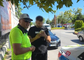 Trafik polisinin dikkati dolandırıcılık girişimini engelledi