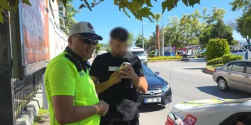 Trafik polisinin dikkati dolandırıcılık girişimini engelledi