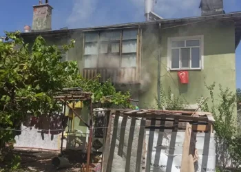 Evde yangın çıktı, kilitli kalan 5 çocuk kurtarıldı