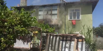 Evde yangın çıktı, kilitli kalan 5 çocuk kurtarıldı