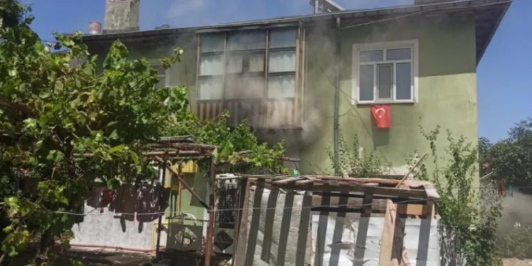 Evde yangın çıktı, kilitli kalan 5 çocuk kurtarıldı