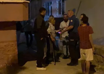 Yürümekte zorluk çeken babasının tekerlekli sandalyesini ateşe verdi