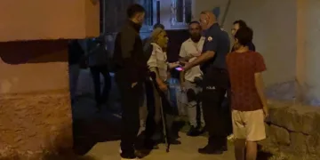 Yürümekte zorluk çeken babasının tekerlekli sandalyesini ateşe verdi