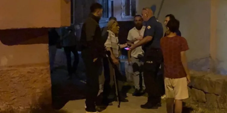 Yürümekte zorluk çeken babasının tekerlekli sandalyesini ateşe verdi