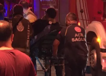 Fatih’te 4 katlı binada çıkan yangında bir itfaiye eri yaralandı