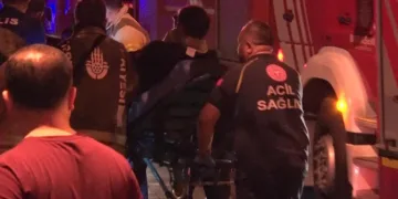 Fatih’te 4 katlı binada çıkan yangında bir itfaiye eri yaralandı