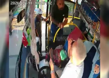 Penseyi silah gibi gösterip şoförü tehdit eden yolcu yakalandı