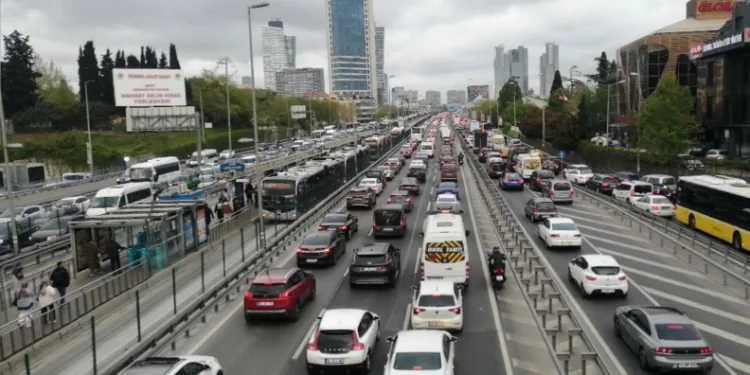Trafikte ısrarla selektör yapana 1 yıla kadar hapis cezası