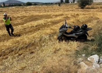 Motosikletin devrildiği kazada 2 kişi yaralandı