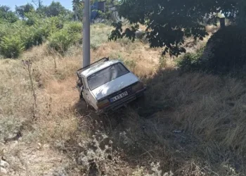 Uşak’ta yoldan çıkan otomobil elektrik direğine çarptı: 4 yaralı