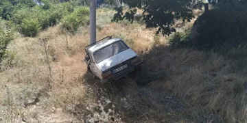 Uşak’ta yoldan çıkan otomobil elektrik direğine çarptı: 4 yaralı