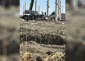 Beton kolon vinç kabininin üzerine düştü