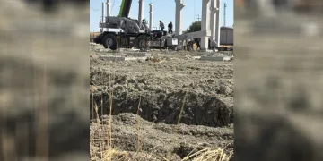 Beton kolon vinç kabininin üzerine düştü