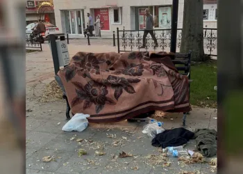 Uyuduğu bankta battaniyenin altından cansız bedeni çıktı
