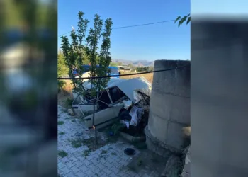 Önce çöp konteynerine ardından duvara çarptı: Otomobil hurdaya döndü, sürücü yaralandı