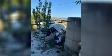 Önce çöp konteynerine ardından duvara çarptı: Otomobil hurdaya döndü, sürücü yaralandı