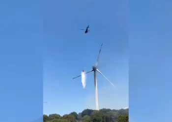 İzmir’de rüzgar türbinindeki yangına helikopterle müdahale