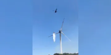 İzmir’de rüzgar türbinindeki yangına helikopterle müdahale