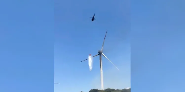 İzmir’de rüzgar türbinindeki yangına helikopterle müdahale