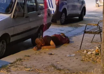 Alkol alıp bayılan şahıstan yardım etmeye çalışan ekiplere tepki: “Sen beni tanıyor musun?”