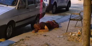 Alkol alıp bayılan şahıstan yardım etmeye çalışan ekiplere tepki: “Sen beni tanıyor musun?”