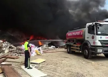Geri dönüşüm tesisinde yangın paniği