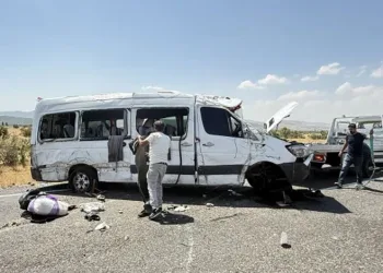 Diyarbakır’da nişan yolunda feci kaza! 5 kişi hayatını kaybetti, 11 yaralı