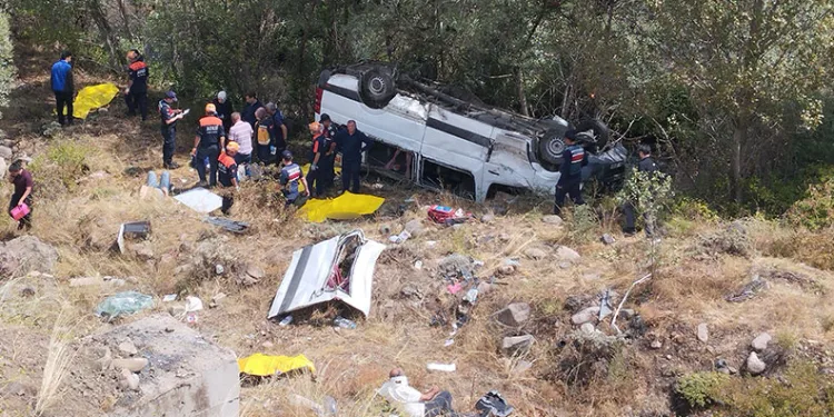 Minibüs şarampole uçtu: 4 ölü, 10 yaralı
